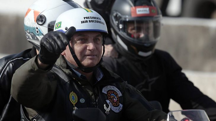 O presidente Bolsonaro participa de passeio de moto com apoiadores em São Paulo, em junho (Edilson Dantas / Agência O Globo)