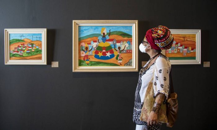Escritora Vilma Piedade observa telas de Nelson Sargento no recém-inaugurado Museu da História e da Cultura Afro-Brasileira, na Gamboa (Ana Branco / Agência O Globo)