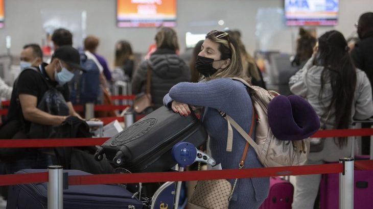 Filas no aeroporto de Miami, nos EUA, com passageiros nas festas de fim de ano (JOE RAEDLE / AFP)