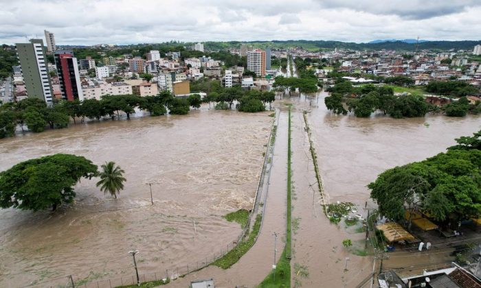 Rio Cachoeira na cidade de Itabuna subiu quase dez metros e transbordou (REUTERS/Leonardo Benassatto / REUTERS/Leonardo Benassatto)