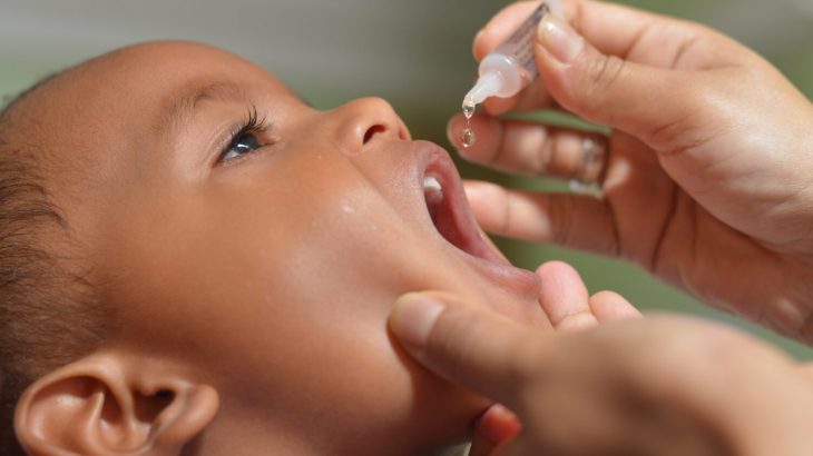 Criança tomando vacina em gotas (Reprodução/ Internet) 