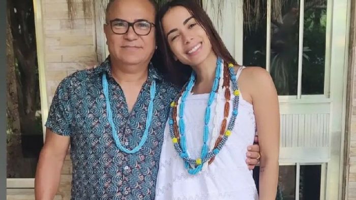 Anitta posta foto ao lado de pai de santo durante visita a terreiro para buscar boas energias para 2022