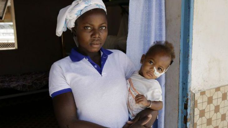 Mãe com criança no colo (Eleutério Guevane/ONU News)