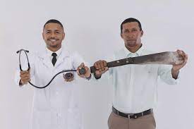 Wellington Gomes, de 29 anos, segura estetoscópio ao lado do pai, cortador de cana, que segura facão. (Divulgação)