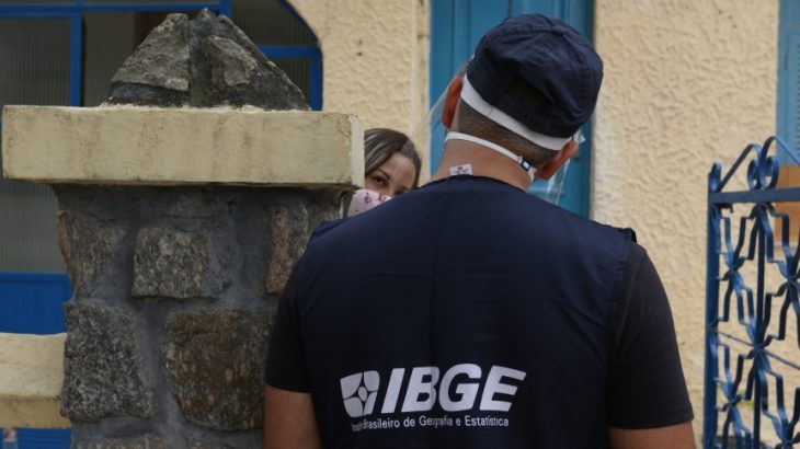 Recenseador do IBGE durante visita para realização dos testes do Censo Demográfico de 2022.
(Tânia Rêgo/ Agência Brasil)