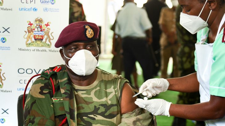Comandante sênior das Forças de Defesa do Malaui é vacinado contra Covid-19 (© Unicef/Thoko Chikondi)