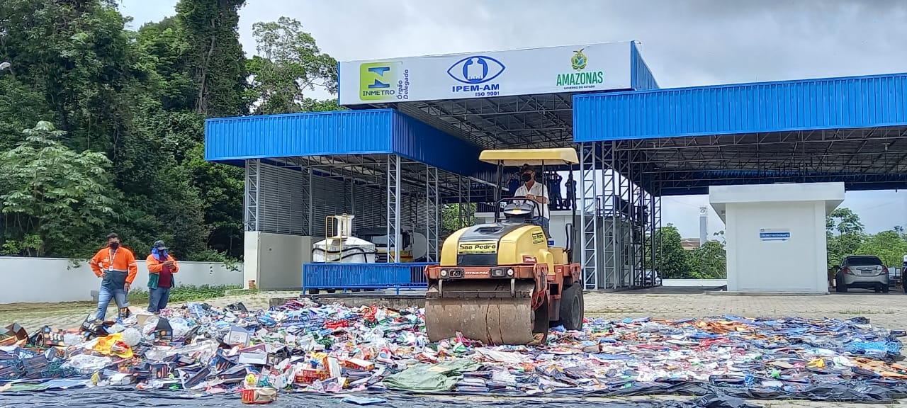 Ipem destrói 1 tonelada de produtos que ofereciam riscos à saúde e segurança dos consumidores