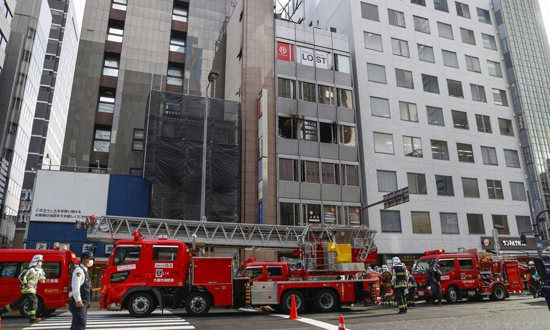 Incêndio em prédio deixa 27 mortos no Japão e polícia suspeita de ato criminoso
