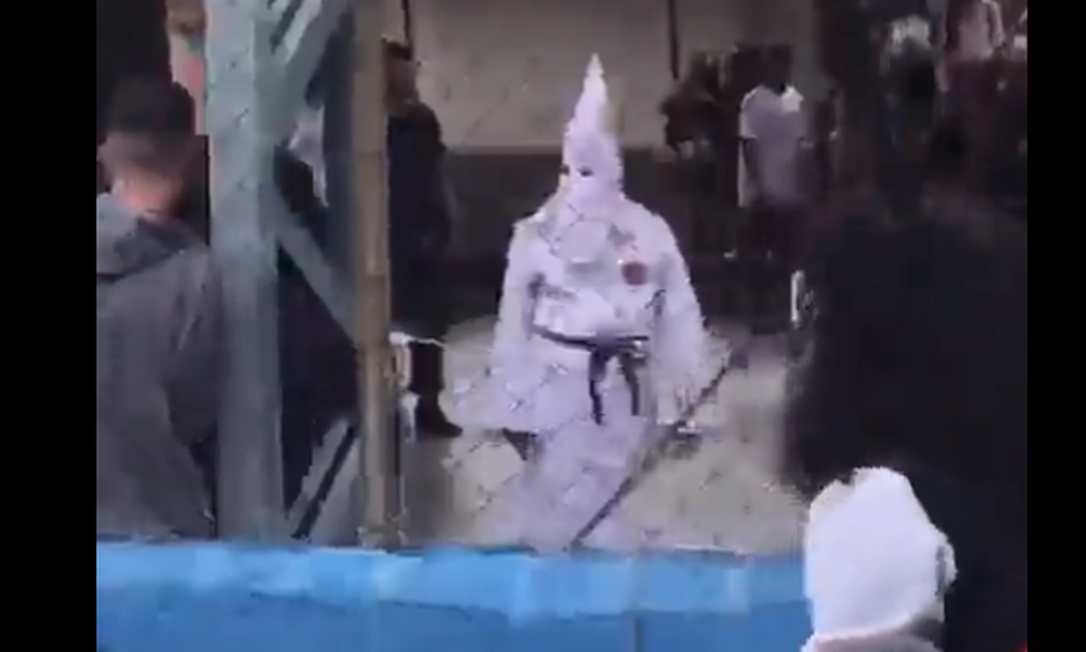 Professor usa roupa que remete à Ku Klux Klan em escola de São Paulo e causa revolta