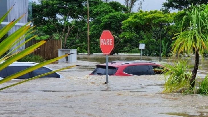 Carros quase completamente cobertos por água na Bahia (Reprodução/ Internet)