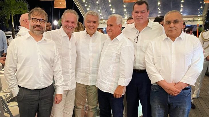 Presidente do TCE-AM, Mario de Mello (segundo esq. para dir.), ao lado do presidente da Colômbia (ao centro) com demais gestores durante jantar. (Divulgação)