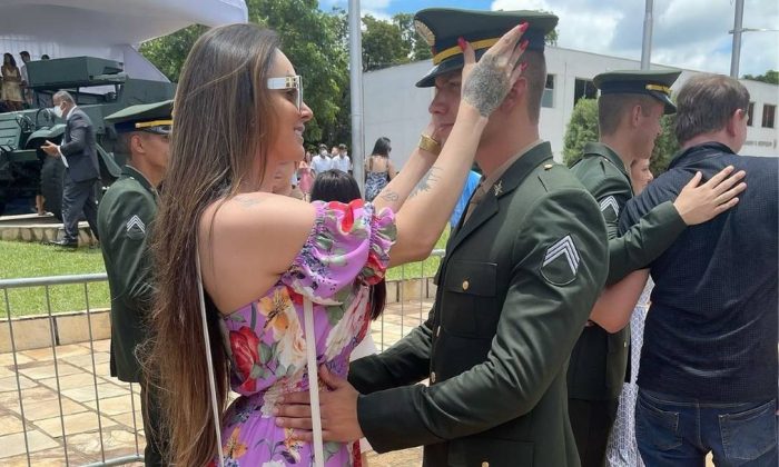‘Lá vem o aluno com seu travequinho’; atleta trans revela ameaças após formatura de namorado militar