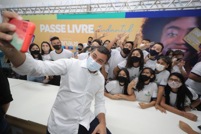 Governador do AM assina convênio que garante passe livre a estudantes no transporte público