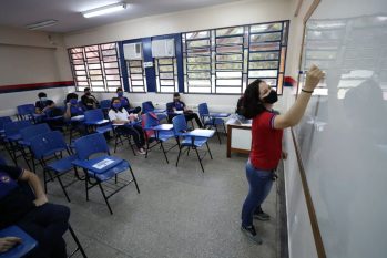 Professora leciona em sala de aula no Amazonas (Divulgação)