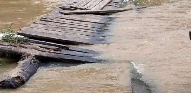 Ponte de acesso que foi derrubada pela chuva, na Bahia (Reprodução/ Uol)