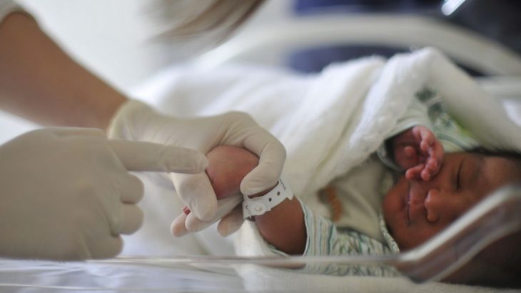 Profissional da saúde cuida de bebê em unidade hospitalar (© Marcello Casal/ Agência Brasil)
