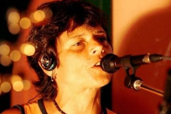 “Espírito do Som” traz voz e violão da artista, gravados em 1985, com arranjos de uma banda produzida pelo filho da cantora, Chico Chico.
(Reprodução/Internet)