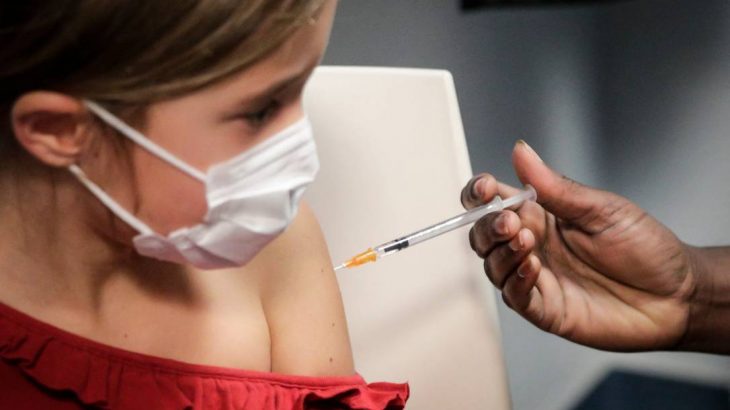 Menina recebe vacina contra Covid-19, na França (GEOFFROY VAN DER HASSELT / AFP)