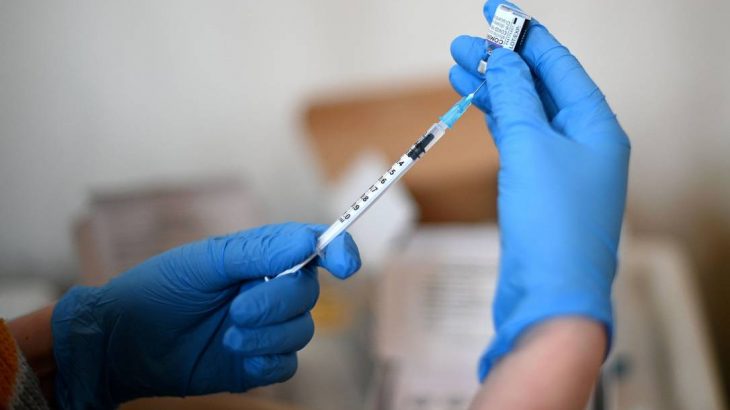 Profissional de Saúde prepara dose de vacina contra Covid-19 (DANIEL LEAL / AFP)