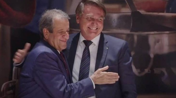 Jair Bolsonaro abraça o presidente do PL, o ex-deputado Valdemar Costa Neto Foto: Reprodução/ Youtube
