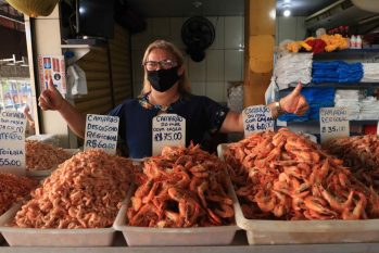 Feirante vendendo camarão, em Manaus (Herick Pereira/Secom)