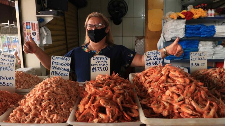 Feirante vendendo camarão, em Manaus (Herick Pereira/Secom)