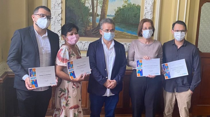 Alguns ganhadores do Prêmio Literário Cidade de Manaus 2021 posam, ao lado do presidente do Concultura, Tenório Telles (ao centro), e com os certificados de participação. (Gabriel Abreu/ Revista Cenarium)