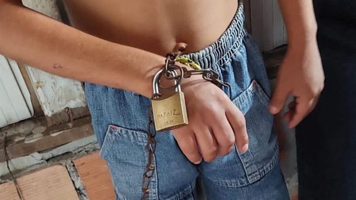 Segundo a Polícia Civil, o menino era acorrentado para não comer o iogurte da irmã mais nova (Reprodução/ Instagram)