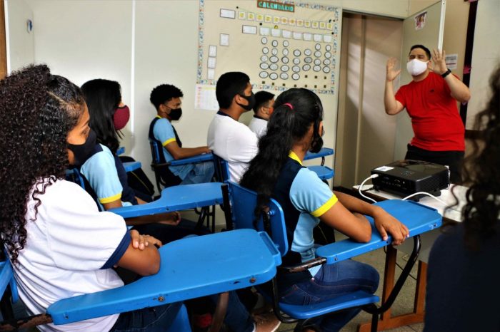 Alunos da Escola Estadual Augusto Carneiro puderam acompanhar os episódios que mostram a cultura e as belezas do Estado.
(Divulgação)