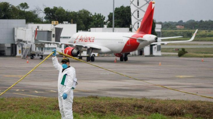 Perito em local de explosões de bombas em aeroporto Camilo Daza, em Cúcuta, na Colômbia (Reprodução)
