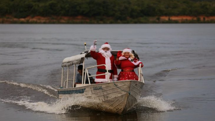 Chegada de Papai Noel no interior do Amazonas (Michael Dantas/ Secretaria de Cultura e Economia Criativa)