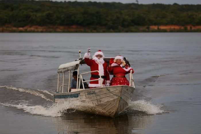 No AM, Papai Noel chega de canoa e leva alegria para crianças do interior