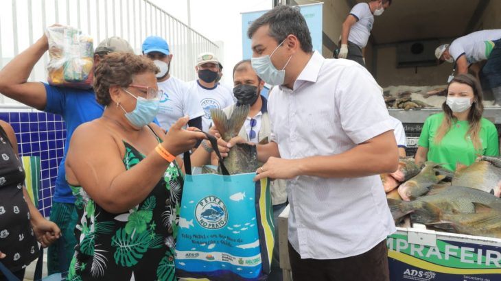 Governador do Amazonas, Wilson Lima fazendo a entrega de pescado à população (Diego Peres/Secom) 