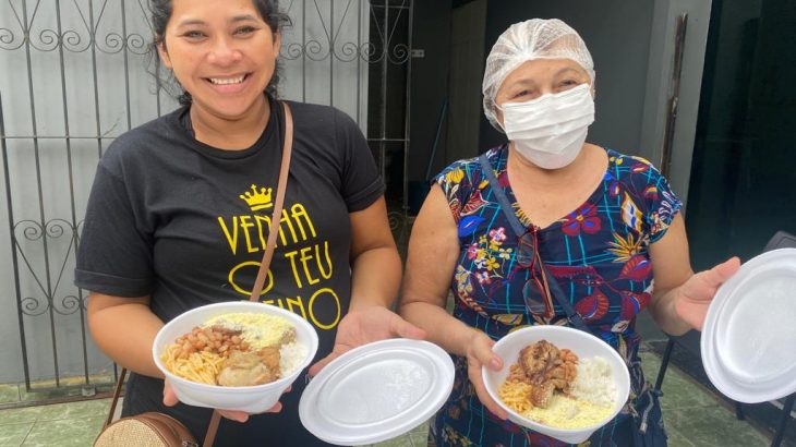 Volunteers from the Church of the Nazarene, in Manaus, show meals at the 