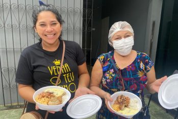 Voluntários da Igreja do Nazareno, em Manaus, mostram refeições no 