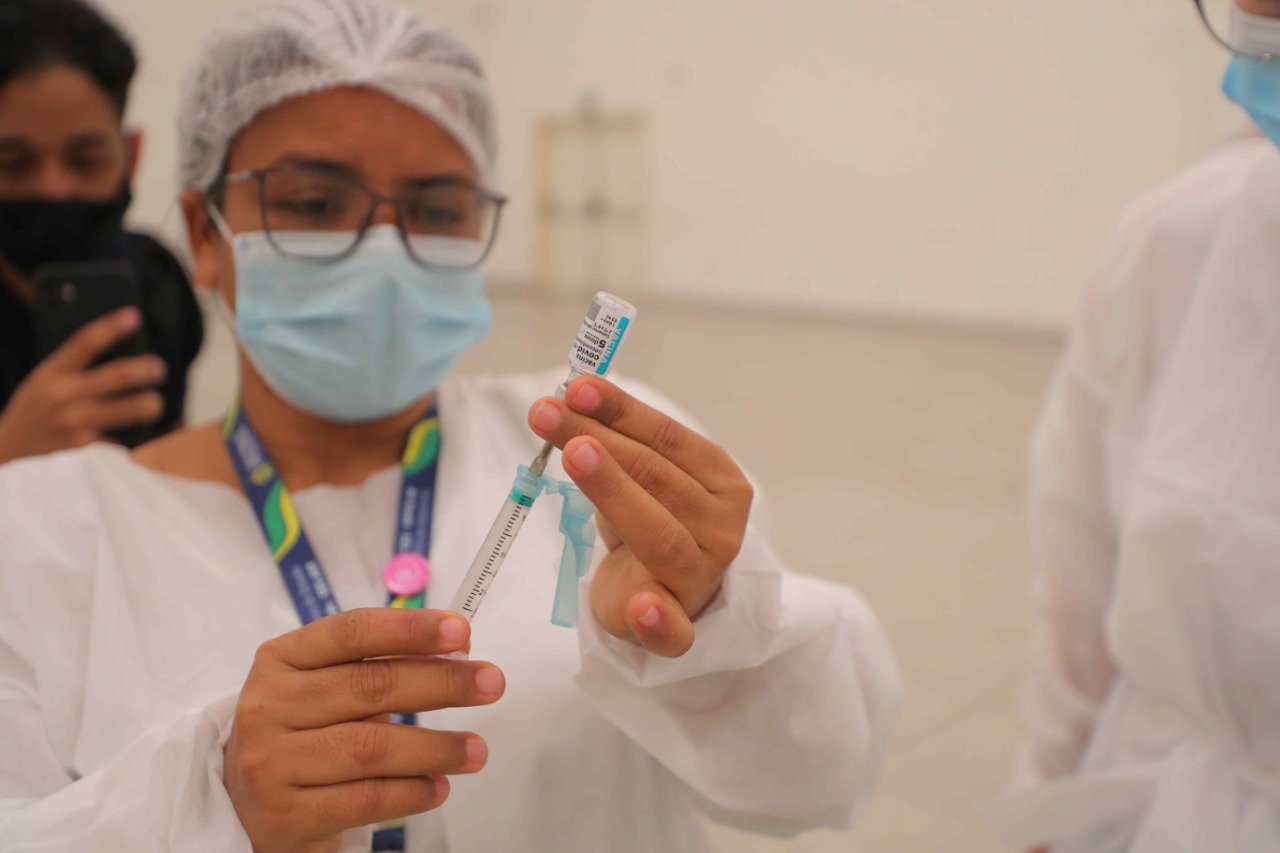 Governo do AM reduz para três meses intervalo da dose de reforço contra Covid-19 para idosos