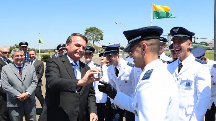 O presidente Jair Bolsonaro (PL) durante cerimônia de declaração de guardas-marinha, no Rio de Janeiro (Reprodução/ O Globo)