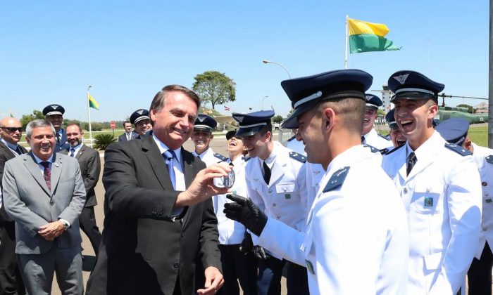 Sem provas, Bolsonaro relaciona vacina contra Covid-19 a suspeitas de embolia e trombose