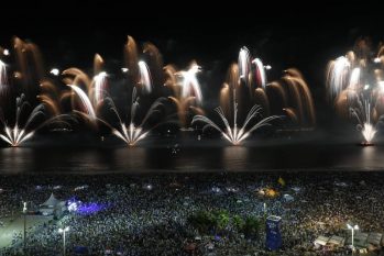 Réveillon em Copacabana com queima de fogos (Gabriel de Paiva / Agência O Globo)
