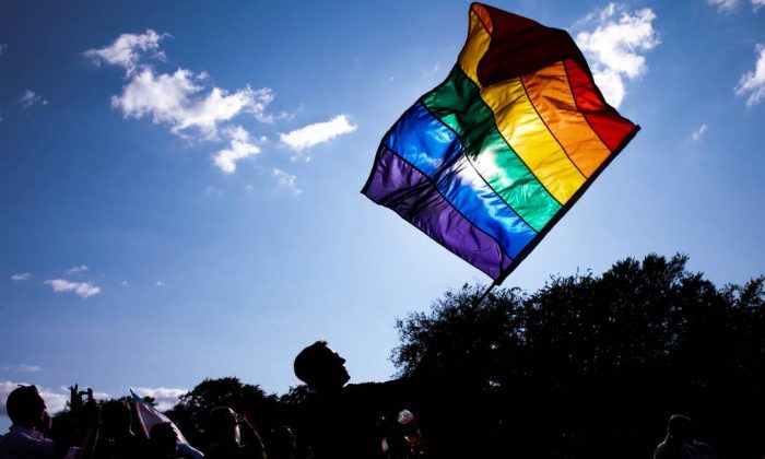 Participante segura bandeira no WorldPride em Copenhagen, Dinamarca, agosto de 2021 (RITZAU SCANPIX / via REUTERS)