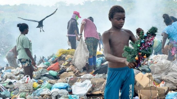 Gabriel, de 12 anos, encontra 'presente de Natal' no lixão (João Paulo Guimarães / Agência O Globo)