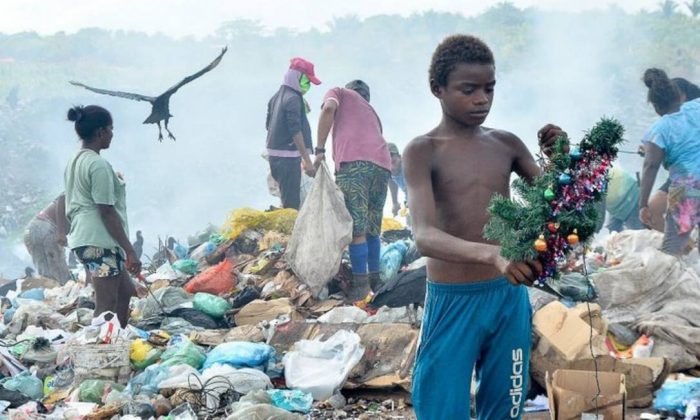 Gabriel, de 12 anos, encontra 'presente de Natal' no lixão (João Paulo Guimarães / Agência O Globo)