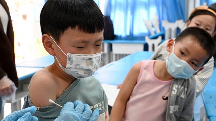 Menino recebe vacina contra a Covid-19 na China. (AFP)