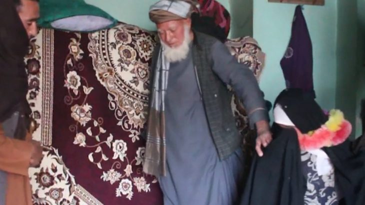 Parwana Malik foi resgatada após ser vendida para se casar com homem de 55 anos no Afeganistão (Reprodução/CNN)