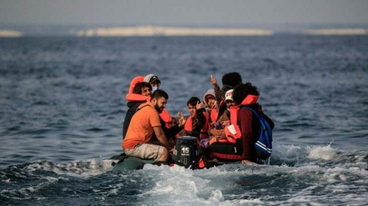Migrantes navegam em bote no Canal da Mancha. (Divulgação)