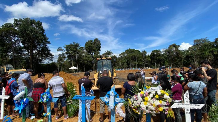 Enterro em vala comum do cemitério municipal Nossa Senhora Aparecida, em Manaus (Fabiano Maisonnave - 11.mai.2020/Folhapress)