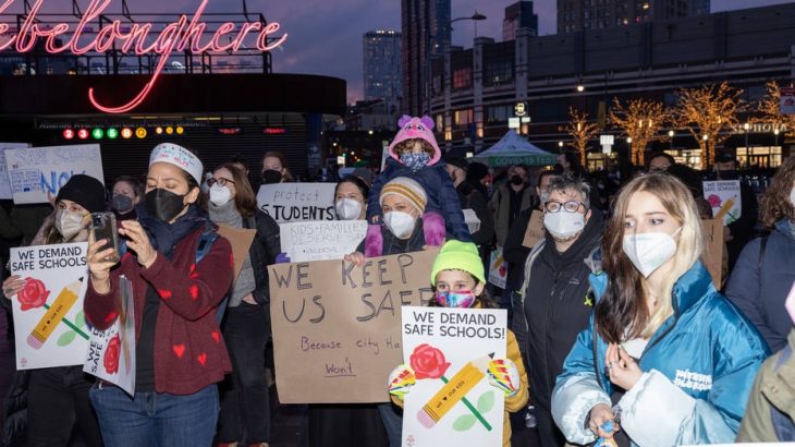 Professores, pais e estudantes protestam pedindo melhoria nos protocolos de segurança contra a covid-19, no Brooklyn, em Nova York. Foto: Natalie Keyssar/The New York Times
