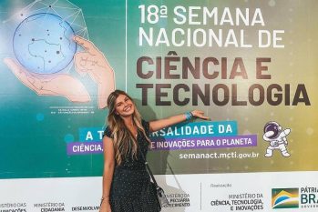 Verena Paccola na 18º Semana Nacional de Ciência e Tecnologia, onde recebeu prêmios pela descoberta de asteroides (Arquivo pessoal)
