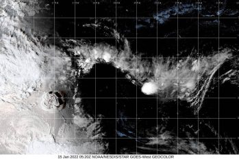 Imagem do Instituto Cooperativo de Pesquisa na Atmosfera (CIRA) mostra momento em que vulcão submarino Hunga Tonga-Hunga Ha'apai, em Tonga, entrou em erupção (CIRA/NOAA/via Reuters)