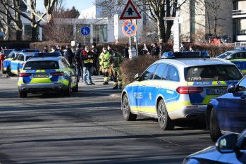 Viaturas no campus da universidade em Heidelberg, no sudoeste da Alemanha, local de um ataque que deixou dezenas de feridos (R. Priebe/DPA/AFP)